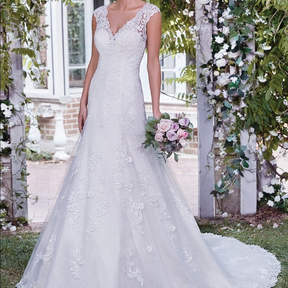 Never worn wedding dress. Size 10